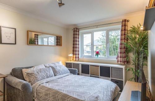 Netley Apartment | Stylish Flat in Woolston: Family-Friendly Near Southampton