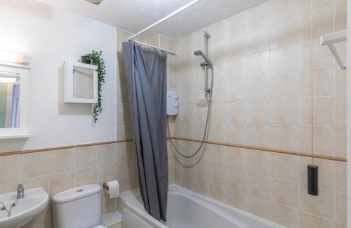Netley Apartment | Stylish Flat in Woolston: Family-Friendly Near Southampton