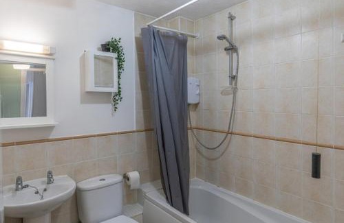 Netley Apartment | Stylish Flat in Woolston: Family-Friendly Near Southampton