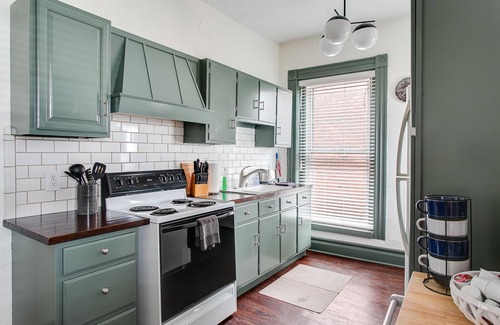 Old Louisville House | Impressive Flat Overlooking Central Park with Pool & Spa