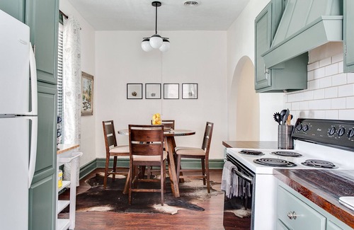 Old Louisville House | Impressive Flat Overlooking Central Park with Pool & Spa