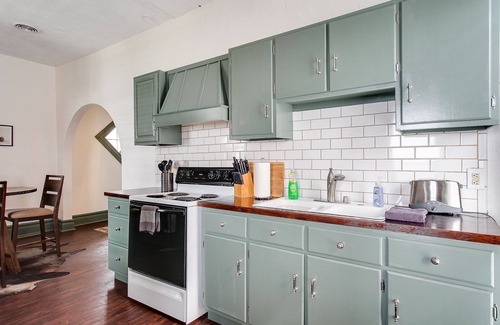 Old Louisville House | Impressive Flat Overlooking Central Park with Pool & Spa