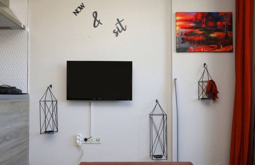 Pendik Apartment | Chic Flat w Balcony, 15 min to Airport and Viaport