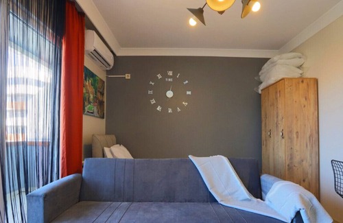 Pendik Apartment | Chic Flat w Balcony, 15 min to Airport and Viaport
