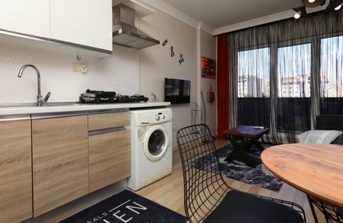 Pendik Apartment | Chic Flat w Balcony, 15 min to Airport and Viaport
