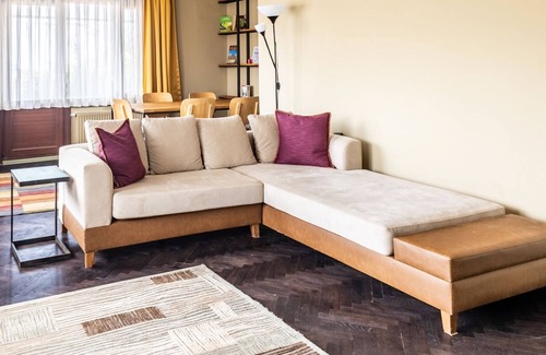 Uskudar Apartment | Trendy Uskudar Flat with Balcony & BBQ, Near Emaar