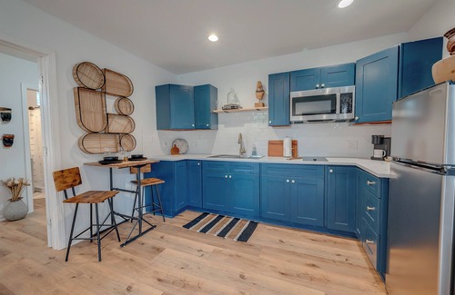 Lawndale/ Wayside Apartment | Chic Guesthouse in Eastwood