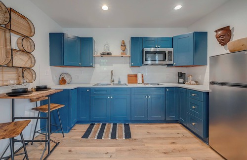 Lawndale/ Wayside Apartment | Chic Guesthouse in Eastwood
