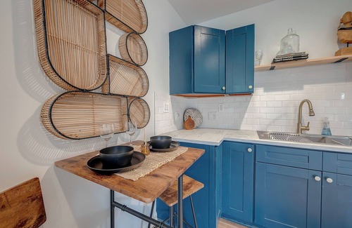 Lawndale/ Wayside Apartment | Chic Guesthouse in Eastwood