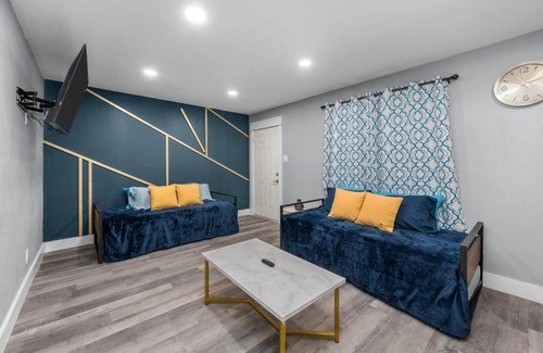 Houston Heights Apartment | Chic Heights Retreat with Pool and Free Parking