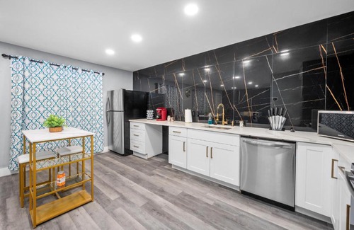 Houston Heights Apartment | Chic Heights Retreat with Pool and Free Parking