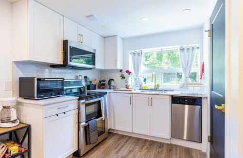 Halton Regional Municipality Apartment | Chic Hotel-Style Retreat by Toronto Premium Outlets