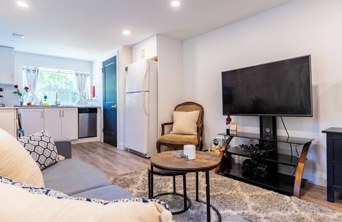 Halton Regional Municipality Apartment | Chic Hotel-Style Retreat by Toronto Premium Outlets