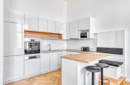 Neubau Apartment | Bright 2BR Innere Stadt with Elevator in Central Vienna