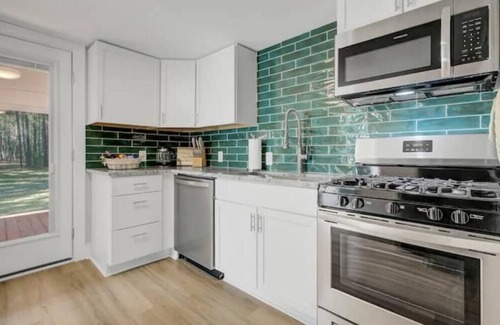 Johns Island Cottage | Stylish Johns Island Cottage with King Bed & Smart TVs