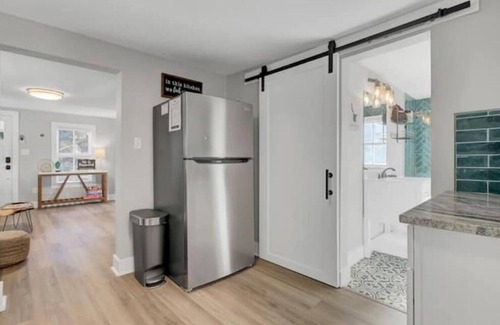 Johns Island Cottage | Stylish Johns Island Cottage with King Bed & Smart TVs