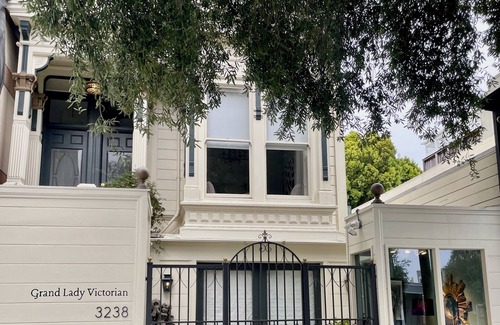 Pacific Heights House | Stylish Jr. Studio in Pacific Heights with Breakfast & Kitchen