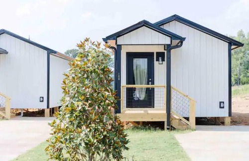 Lincoln Apartment | Tranquil Lake Bungalow with Deck and Pool Access