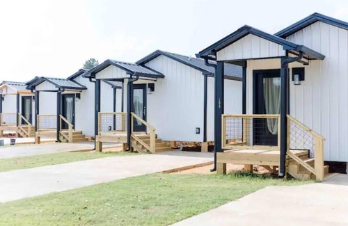 Lincoln Apartment | Tranquil Lake Bungalow with Deck and Pool Access