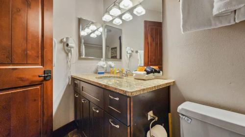 Lakeside Village House | Cozy Lakeside Retreat Steps from Keystone Resort