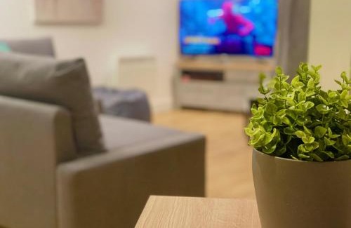 Leeds Apartment | Stylish Leeds City Apartment with Free Parking & Balcony