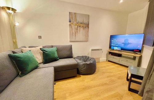 Leeds Apartment | Stylish Leeds City Apartment with Free Parking & Balcony