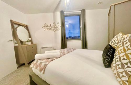 Leeds Apartment | Stylish Leeds City Apartment with Free Parking & Balcony