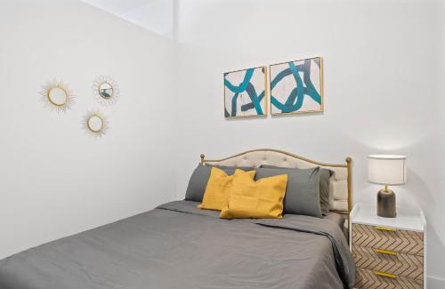 Highland Apartment | Chic 1BR Apartment Suites Near Train to DT & Domain