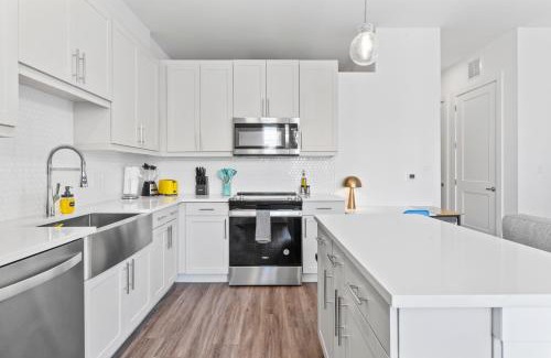Highland Apartment | Chic 1BR Apartment Suites Near Train to DT & Domain