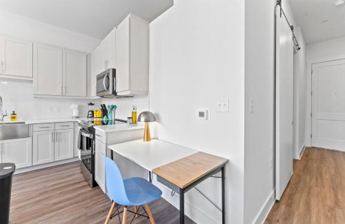 Highland Apartment | Chic 1BR Apartment Suites Near Train to DT & Domain