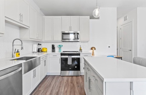 Highland Apartment | Chic 1BR Apartment Suites Near Train to DT & Domain