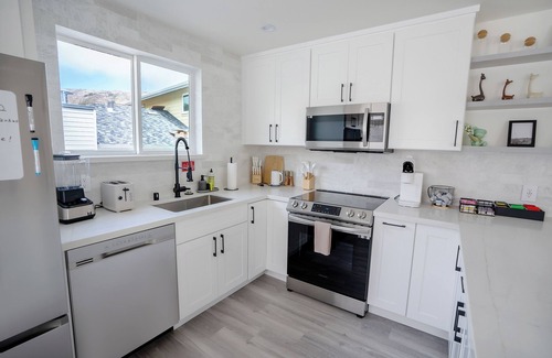 Paradise Valley House | Chic & Luxurious 3BR near SFO for Families/Executives EV Fast WiFi Free Parking