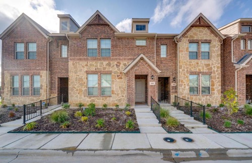 Mesquite House | Stylish Mesquite Townhome Near Downtown Dallas Awaits!