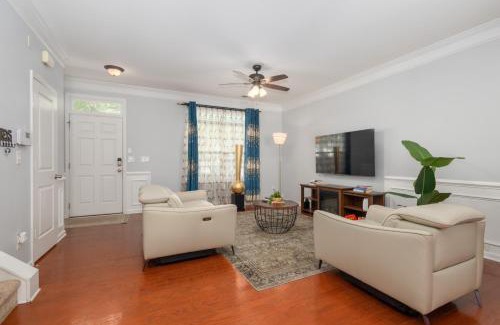 Charlotte Apartment | Stylish Minimalist Townhouse with Oceanfront Pool Access