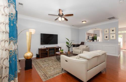 Charlotte Apartment | Stylish Minimalist Townhouse with Oceanfront Pool Access