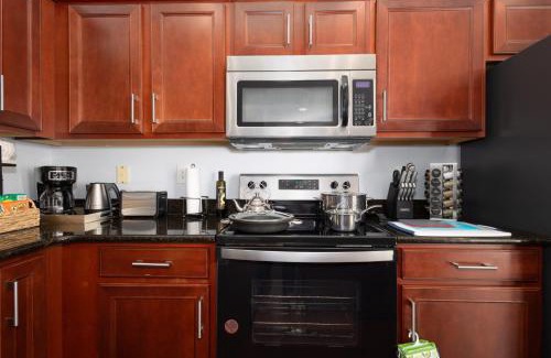 Charlotte Apartment | Stylish Minimalist Townhouse with Oceanfront Pool Access