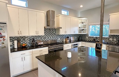 St. Johns Condo | Chic Modern 3-bedroom Condo in Central Austin