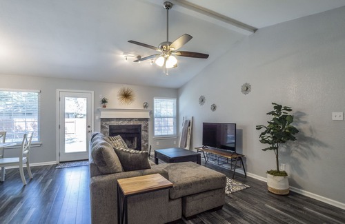 Anderson Mill West House | Modern Ranch House in Cedar Park - Guest Rated 9.8
