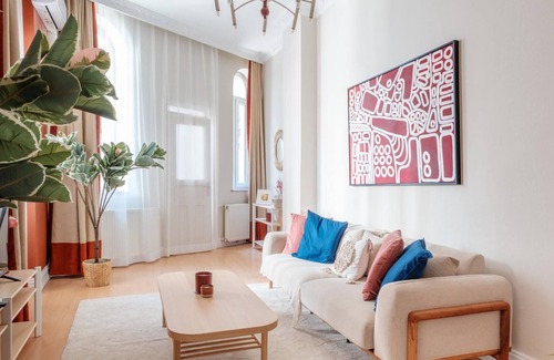 Tophane Apartment | Chic, Modern Flat w Balcony 5 min to Taksim
