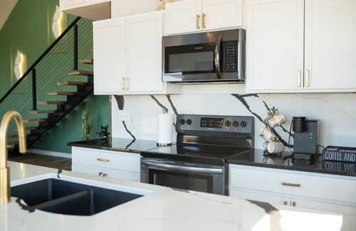 Conway House | Stylish Retreat in the Woods with Lake View & Spa