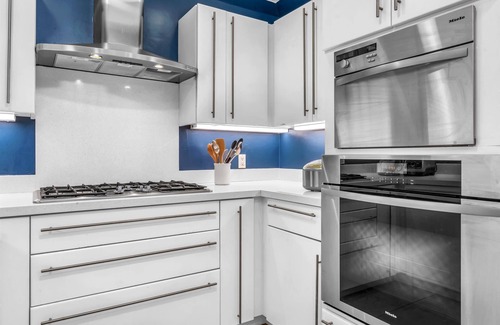 Beverly Grove House | Modern 3BR Home with Pool, Jacuzzi & BBQ - Guest Rated 10/10