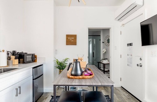 Ladera Heights Apartment | Stylish Studio with Kitchen and Patio Near LAX Beach