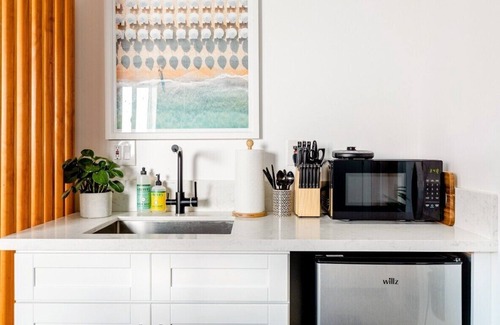 Ladera Heights Apartment | Stylish Studio with Kitchen and Patio Near LAX Beach