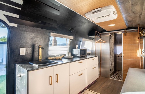 Desert Hot Springs House | Stylish Airstream with Soaking Tub & Pet-Friendly Amenities
