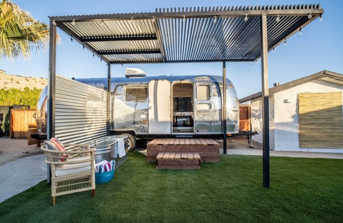 Desert Hot Springs House | Stylish Airstream with Soaking Tub & Pet-Friendly Amenities