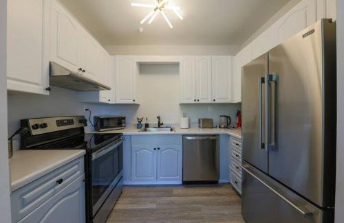West End Apartment | Convenient Stay Near Broadway with 2 King Beds & Free Parking