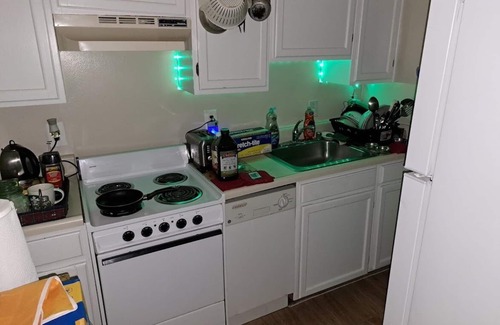 Downtown House | Chic one-room w/AC and WiFi in vibrant East Brunswick, Private bath,free parking