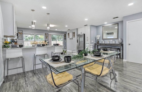 Signal Hill House | Stylish Orlando Family Retreat with Private Fenced Yard