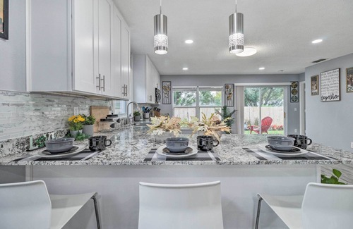 Signal Hill House | Stylish Orlando Family Retreat with Private Fenced Yard