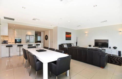 Victor Harbor Apartment | Stylish Penthouse Apartment with Oceanfront Views & Pool